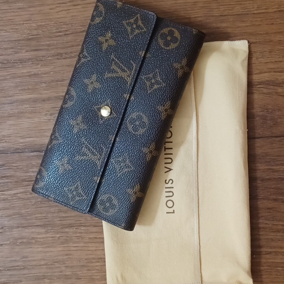 Authentic Louis Vuitton tri fold wallet - Picture 1 of 7